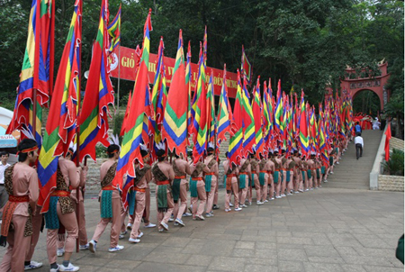 Cảnh hành lễ tại Lễ hội Đền Hùng năm 2016.